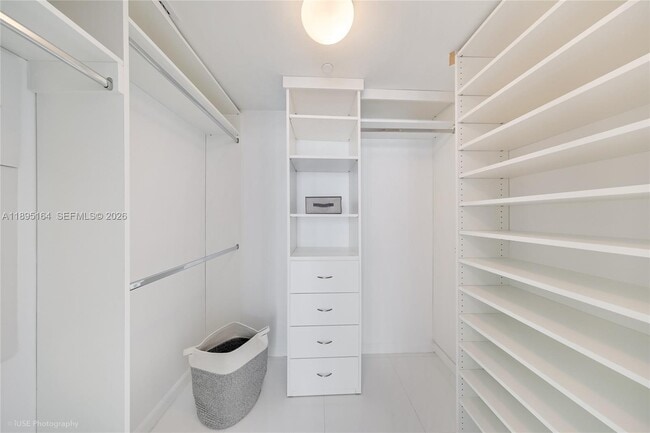 Building Photo - 495 Brickell Ave