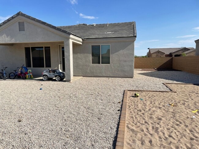 Building Photo - 3 BEDROOM HOME IN YUMA EAST!