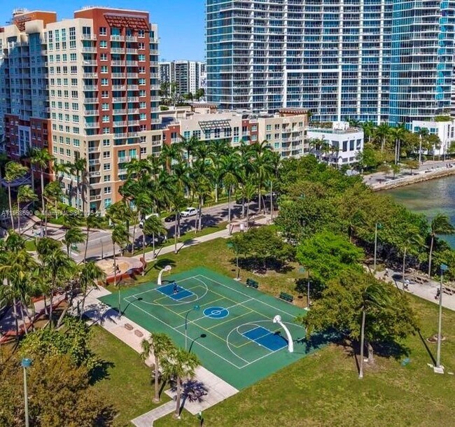 Building Photo - 2000 N Bayshore Dr