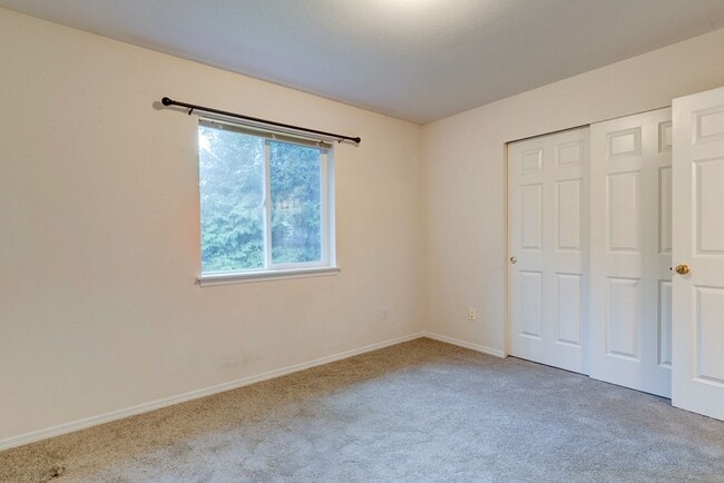 Building Photo - 3 Bedroom, 2.5 Bath Condo in Madrona Heights - Water/Sewer/Garbage included!