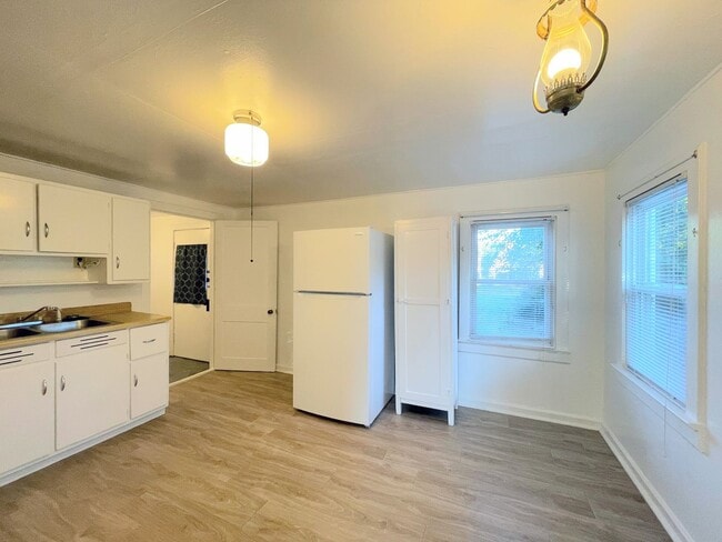 Building Photo - Remodeled 1 bedroom home