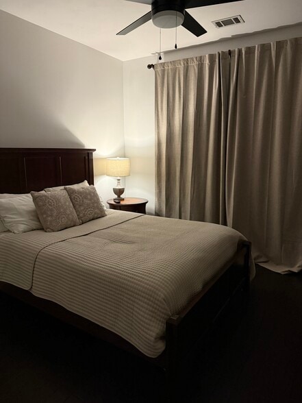 Building Photo - 130 River Landing Dr