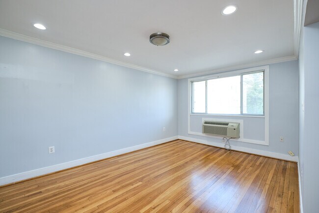 Building Photo - 2832 Hartford St SE