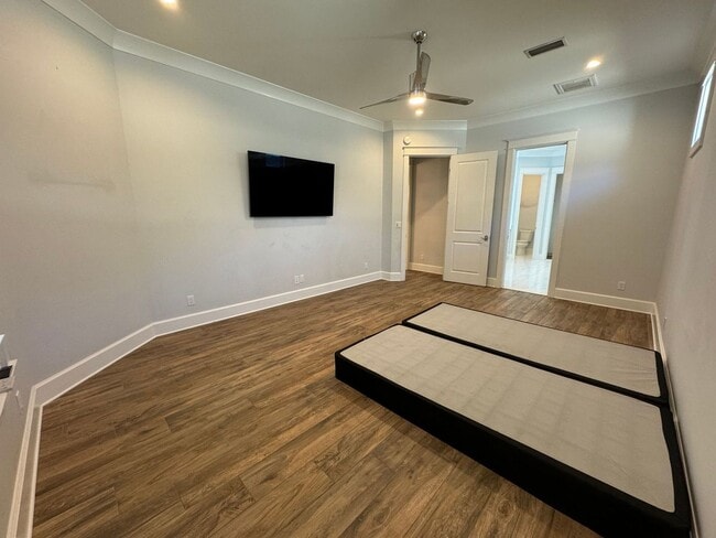Building Photo - Grand Point East - 4 Bedroom, 3 Bathroom w...