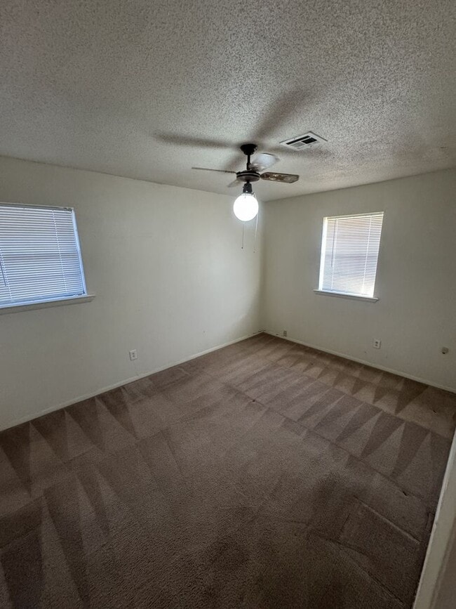 Building Photo - In Town 3 Bedroom 1 Bath House