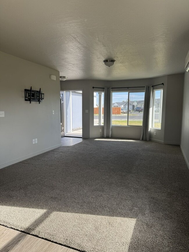 Building Photo - Open Concept Living