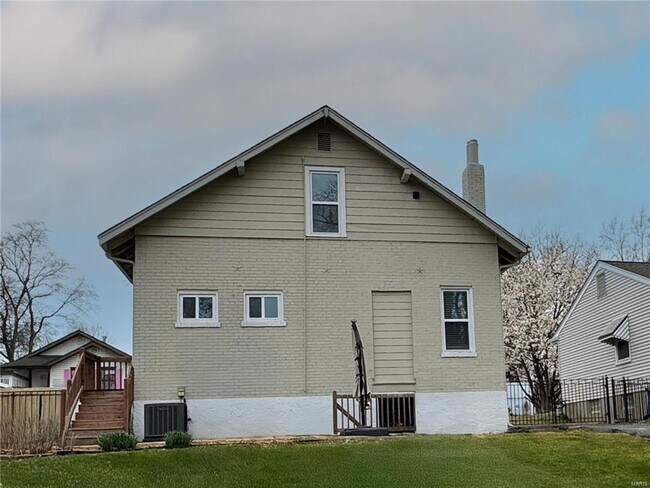 Building Photo - 729 Luckystone Ave