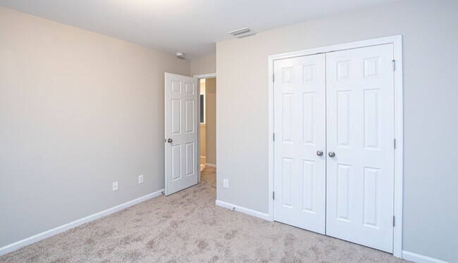 Building Photo - Stunning 3-Bedroom in Northwestern School District with Pool Access & Garage | AUGUST MOVE IN SPE...