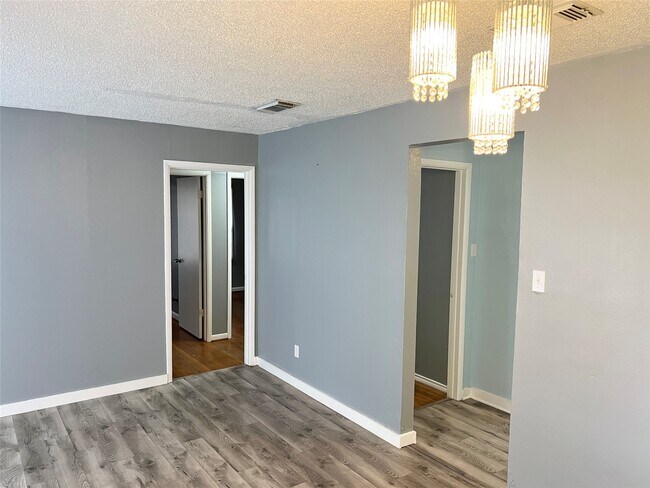 Building Photo - 411 Elaine St