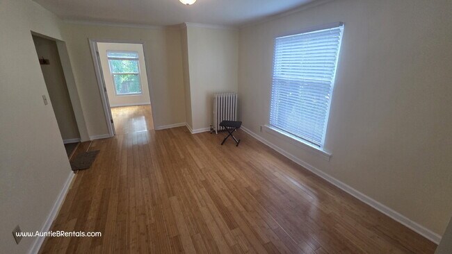 Building Photo - Freshly painted 4 bed Duplex in South Minn...