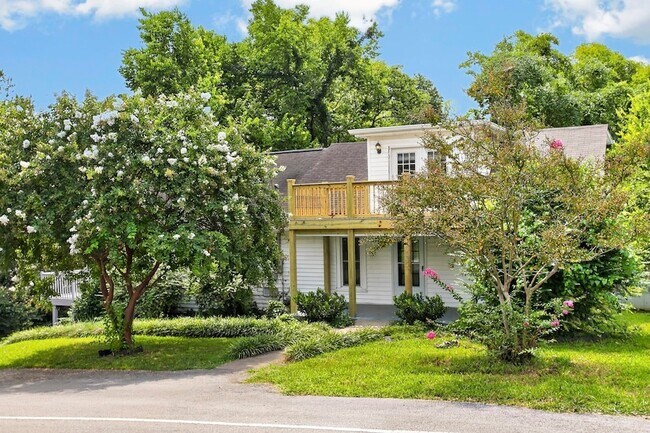 Building Photo - 3008 Lakeshore Dr