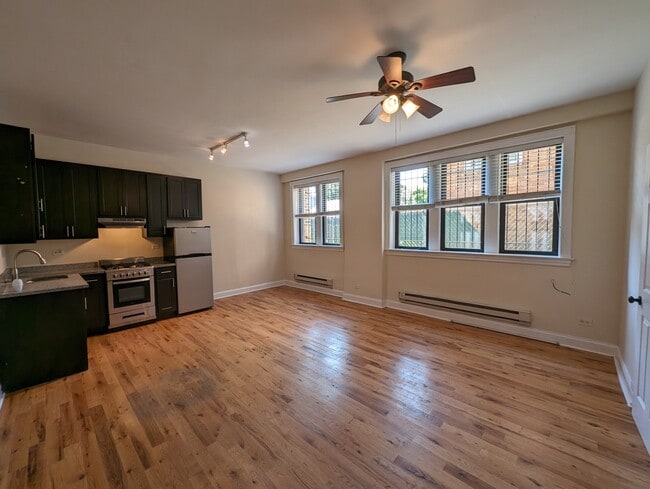 Building Photo - 4735 N Hermitage Ave