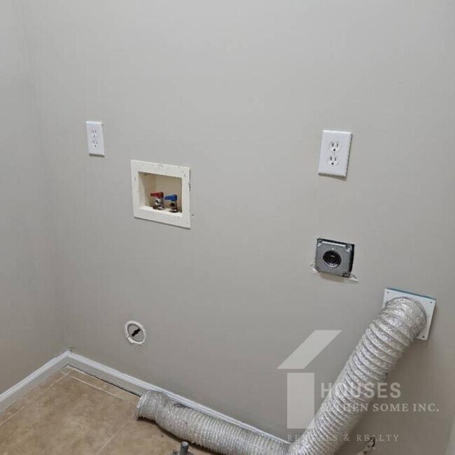 Building Photo - 210 Stapleford Park Dr