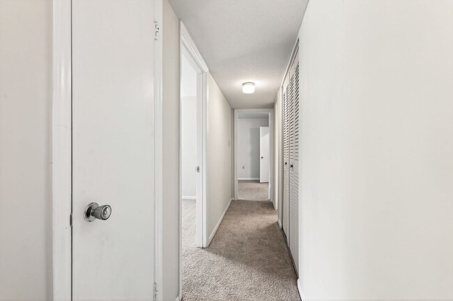 Building Photo - Charming 2BR Bolinwood Condo in Prime Chapel Hill Location!