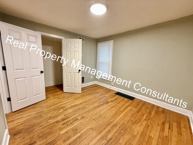 Building Photo - Updated 2-Bedroom Duplex in Kansas City, KS