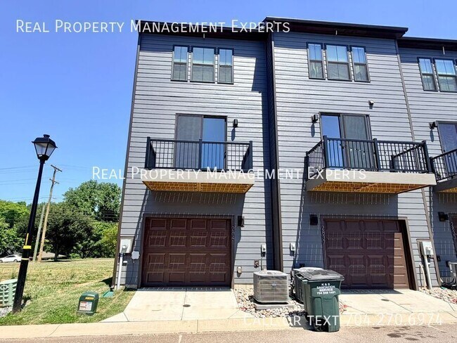 Building Photo - 2841 Statesville Ave