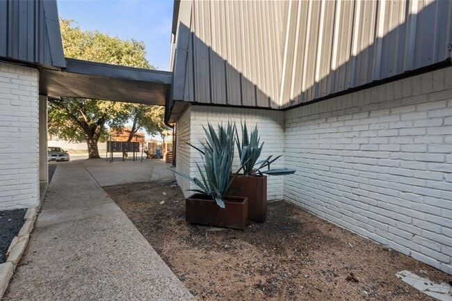 Building Photo - 1720 Wooten Park Dr