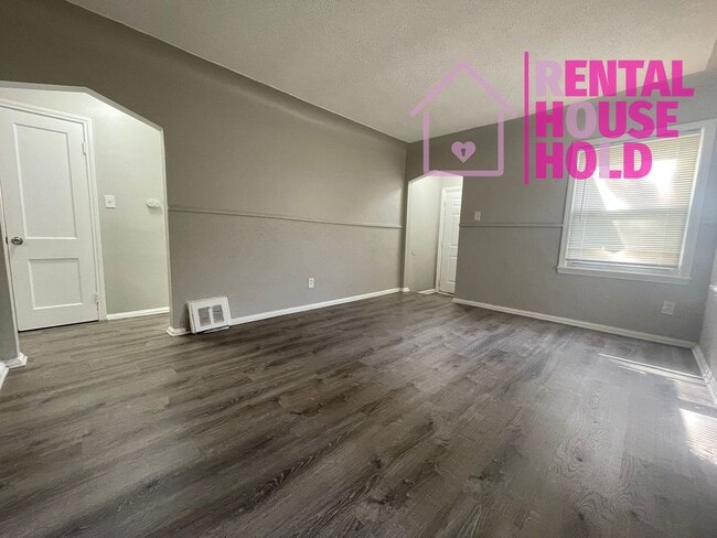 Primary Photo - NEW LISTING | 2 BEDS 1 BATH | BASEMENT | G...