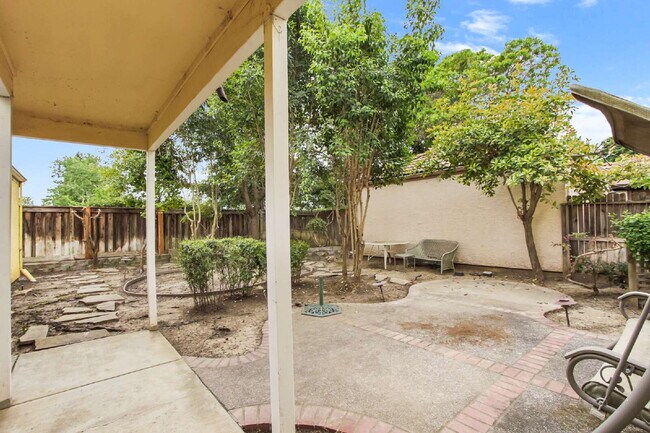 Building Photo - Short term room for rent