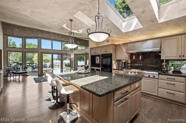 Building Photo - 3333 W Shore Dr