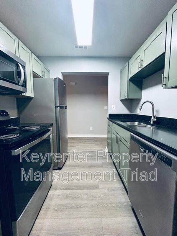 Building Photo - 1405 Leonard Ave