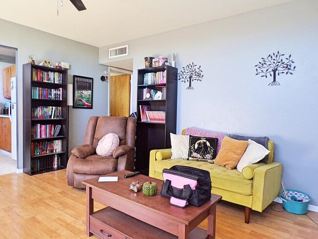 Building Photo - 4501 Pine Tree Dr