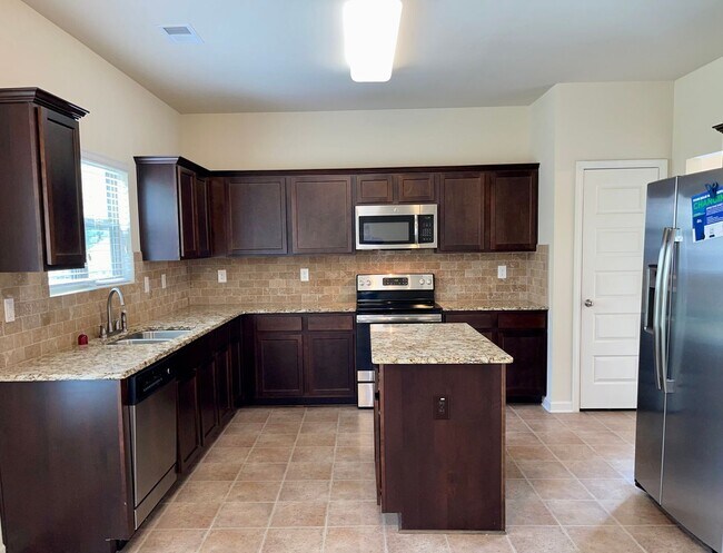 Building Photo - Spacious, Immaculate 4 Bed/2.5 Bath Home i...