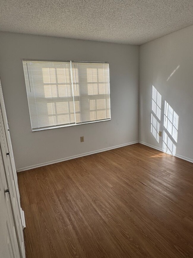 Building Photo - Cute as a button home with high ceilings a...