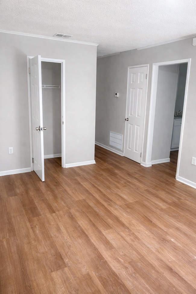 Building Photo - 2621 Village Green Ln