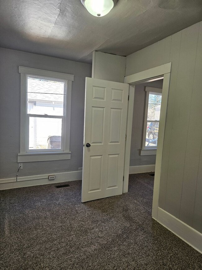 Building Photo - 1105 W 29th St