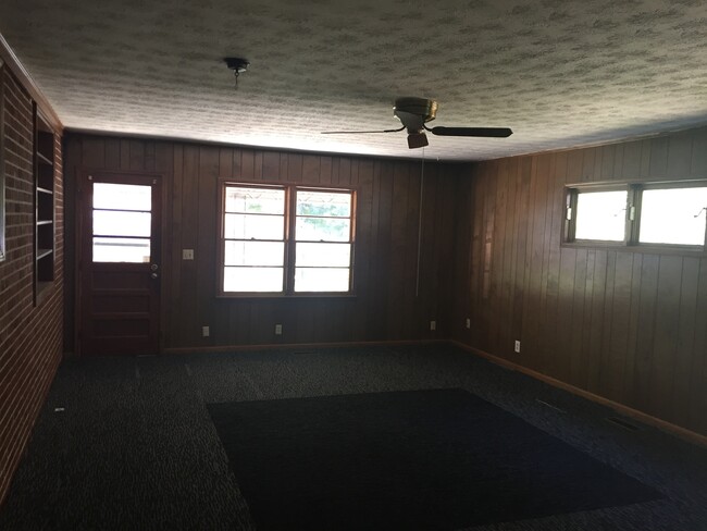 Building Photo - **AVAILABLE NOW**East Columbus 3 Bedroom /...