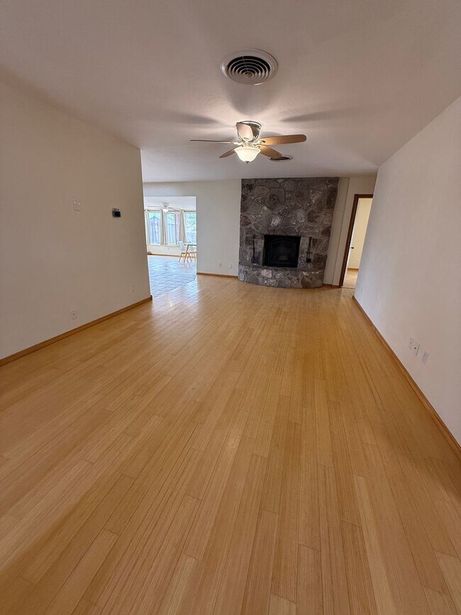 Building Photo - 2719 Topley Ave