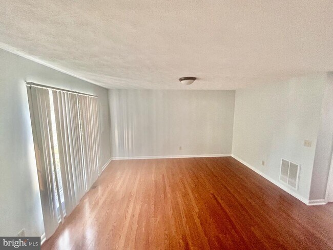 Building Photo - 127 Copperfield Ln