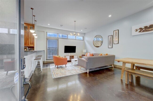 Building Photo - 602 W N Loop Blvd