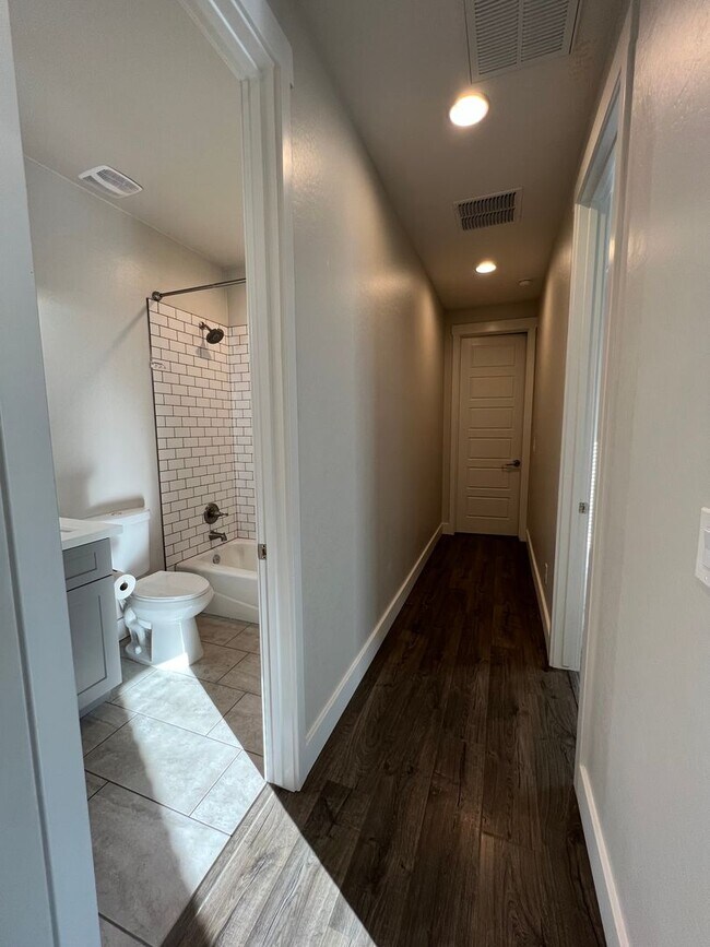 Building Photo - 3 Bedroom + Office in Highlands Ranch, Chi...
