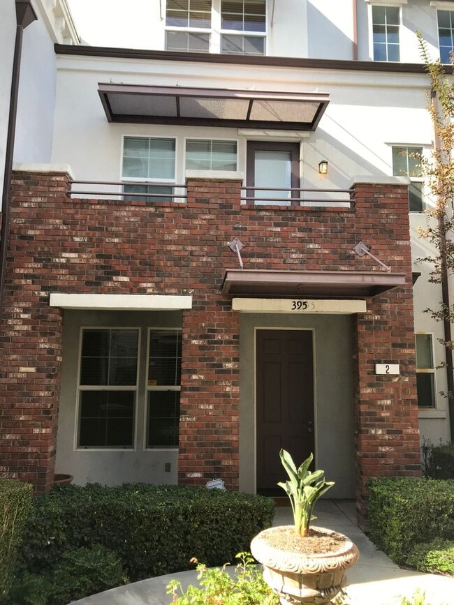 Building Photo - Located in the very popular northwest area...