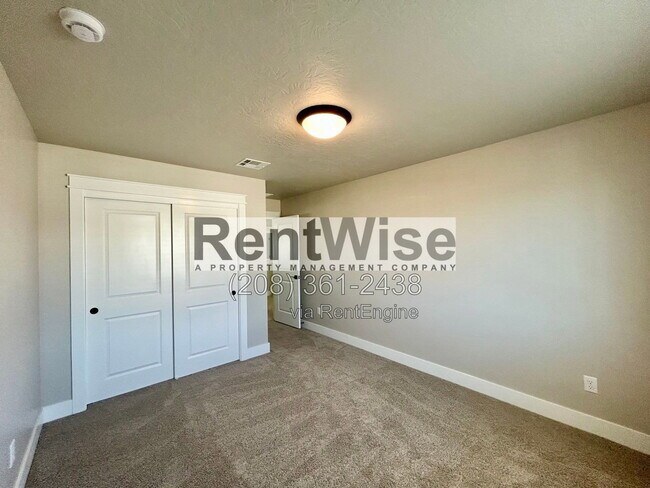 Building Photo - 5845 W Sprig Dr