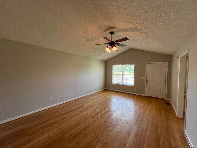 Building Photo - 3 BR 2 Bath home with 2 Car Garage and Hug...