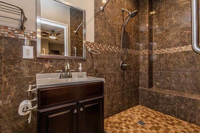 Building Photo - 527 Acacia St