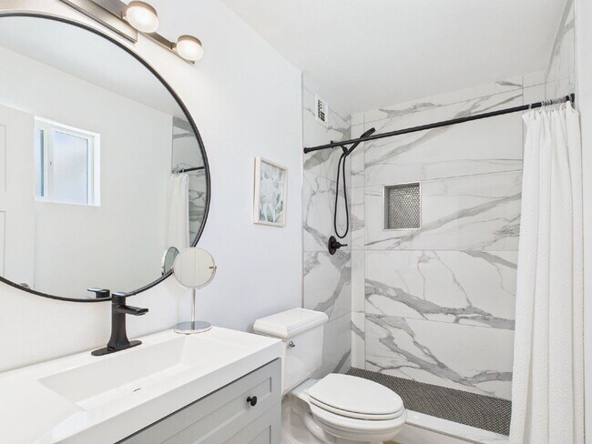 Building Photo - Tempe Gem - Fully furnished with a pool