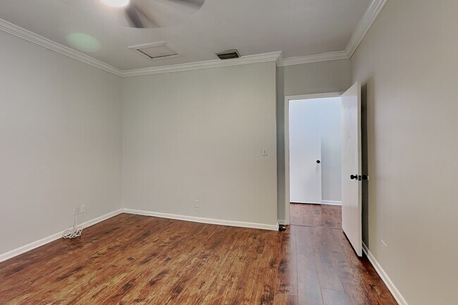 Building Photo - 3801 1/2 W Palmira Ave