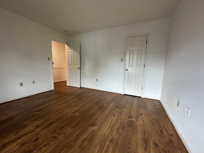 Building Photo - 2 Bedroom / 2 Bath Brick Condo - Bristol, TN
