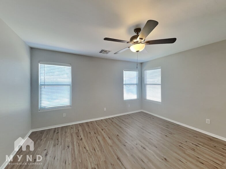 Building Photo - 43722 Bedford Dr