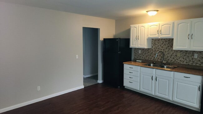 Building Photo - "Charming 3-Bedroom Gem in Hazelwood with Modern Comforts