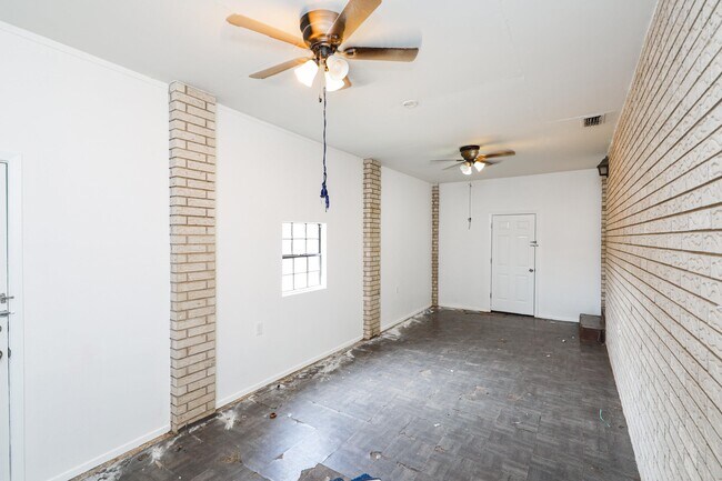 Building Photo - 102 St Pierre Ln