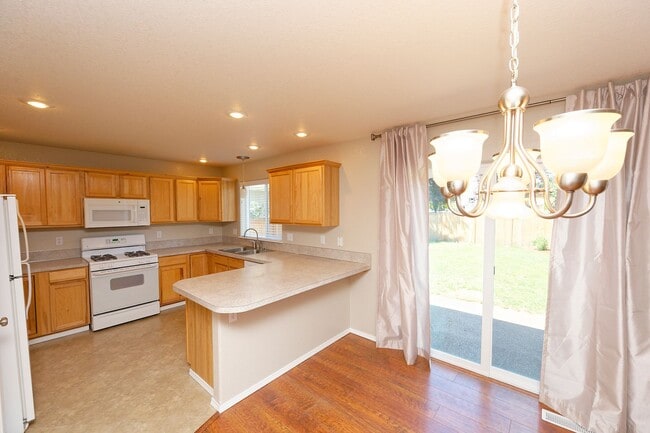 Building Photo - 4 Bedroom Home