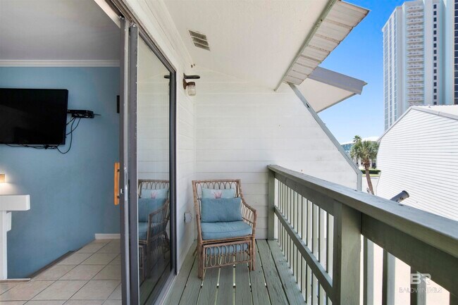 Building Photo - 554 E Beach Blvd