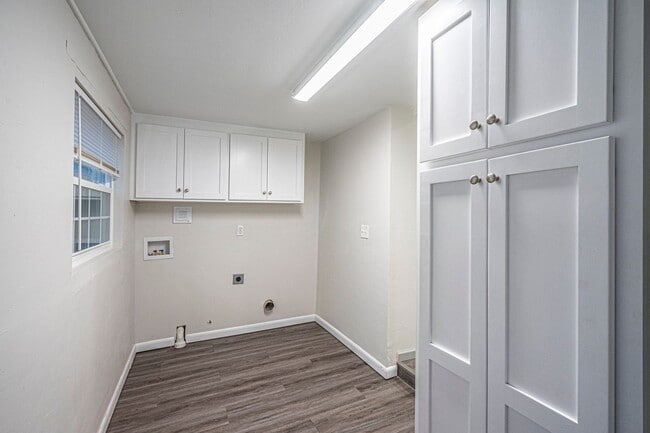 Building Photo - Updated 3 Bed 1 Bath - Large fenced in yar...