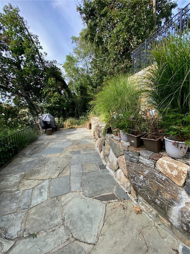 Building Photo - 49 Croton Point Ave