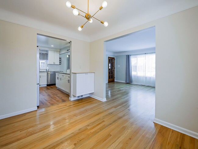 Building Photo - AVAILABLE NOW! Spacious 4-Bed Gem in the Heart of Clawson!